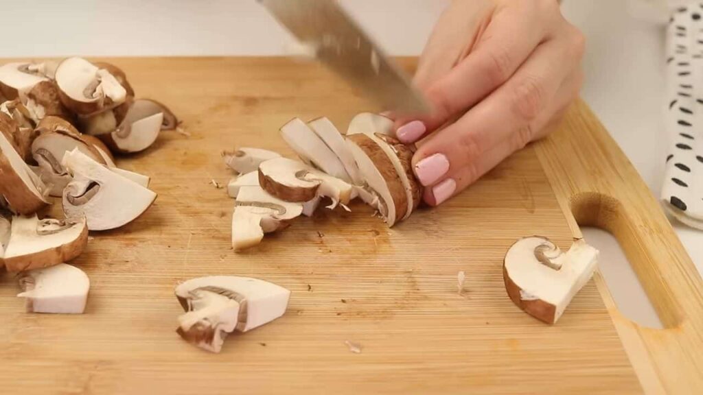 skvělý recept z jednoho plechu – kuřecí maso, houby a brambory Skvělý recept z jednoho plechu – kuřecí maso, houby a brambory
