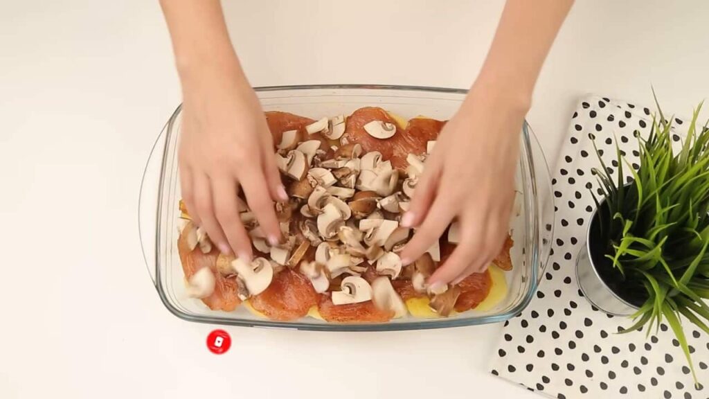 skvělý recept z jednoho plechu – kuřecí maso, houby a brambory Skvělý recept z jednoho plechu – kuřecí maso, houby a brambory