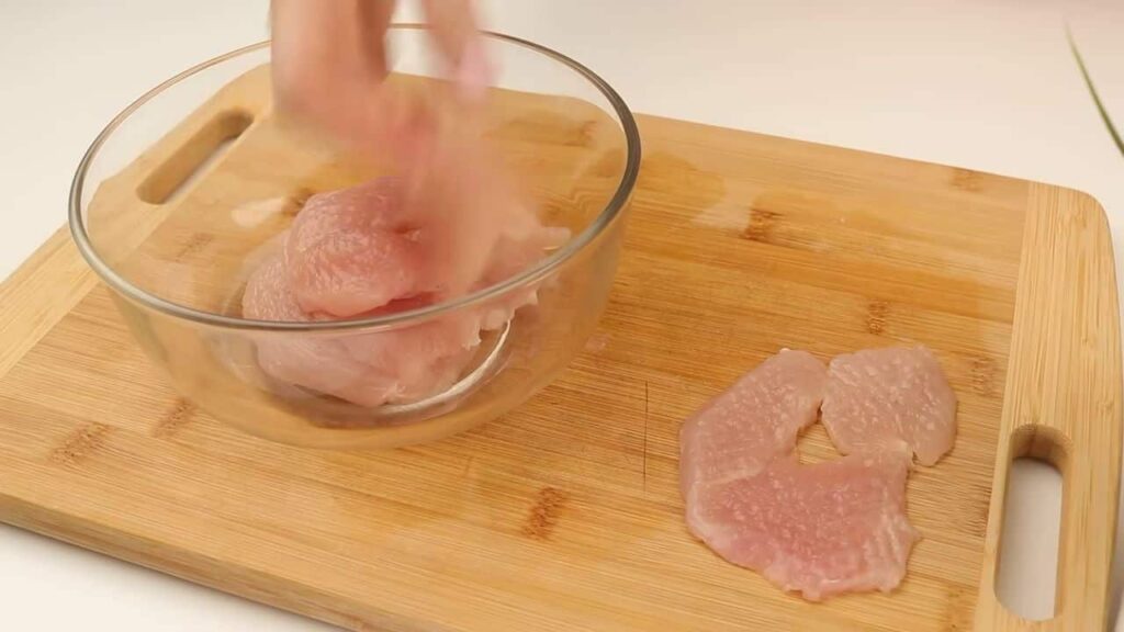 skvělý recept z jednoho plechu – kuřecí maso, houby a brambory Skvělý recept z jednoho plechu – kuřecí maso, houby a brambory