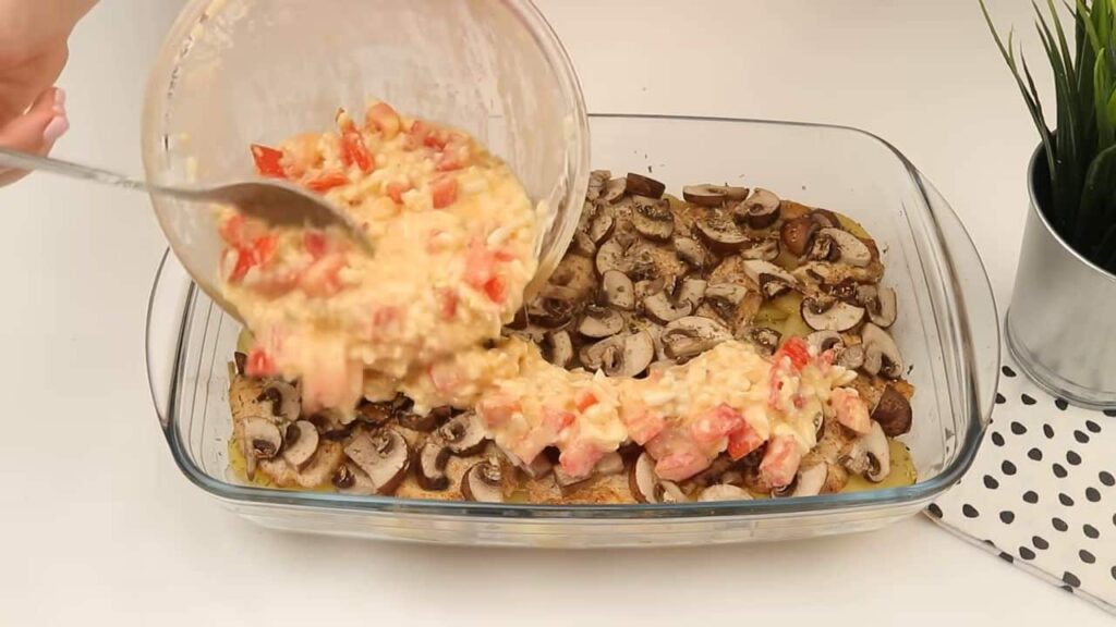 skvělý recept z jednoho plechu – kuřecí maso, houby a brambory Skvělý recept z jednoho plechu – kuřecí maso, houby a brambory