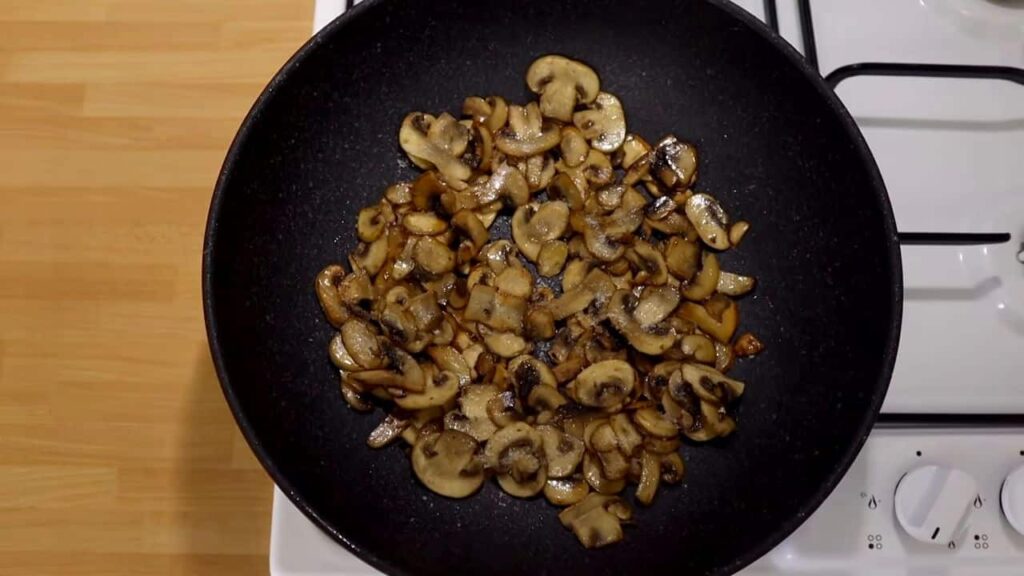 vynikající masové kuličky s houbovou omáčkou Vynikající masové kuličky s houbovou omáčkou