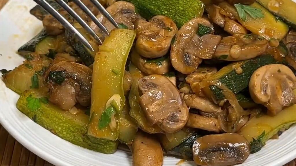 Jednoduše výtečné: Smažené cuketové plátky s houbami a petrželkou
