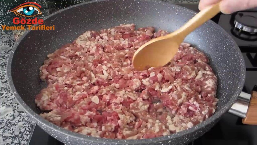 img-yrlvzU3GzPI-18 Bramborová pochoutka plněná směsí mletého masa, zeleniny a sýra – Jednoduchá slaná delikatesa!