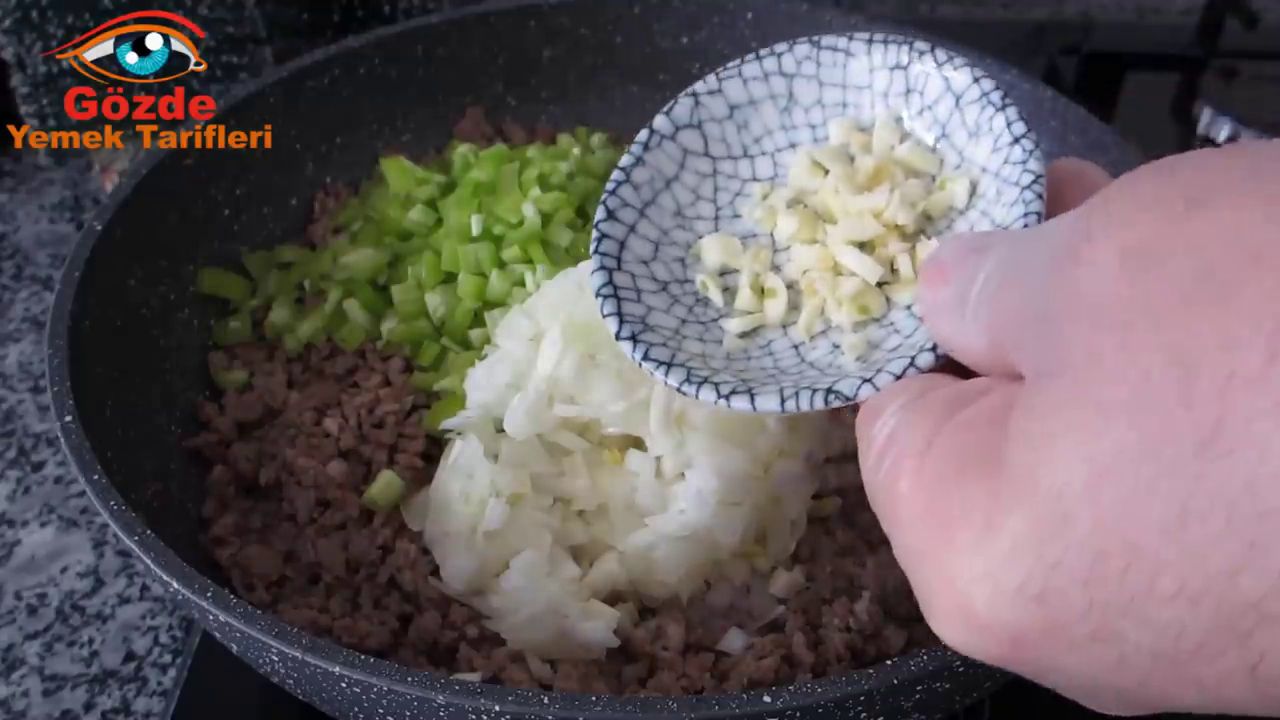img-yrlvzU3GzPI-20 Bramborová pochoutka plněná směsí mletého masa, zeleniny a sýra – Jednoduchá slaná delikatesa!