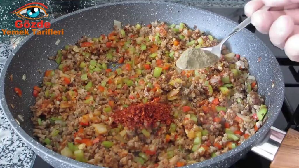 img-yrlvzU3GzPI-24 Bramborová pochoutka plněná směsí mletého masa, zeleniny a sýra – Jednoduchá slaná delikatesa!