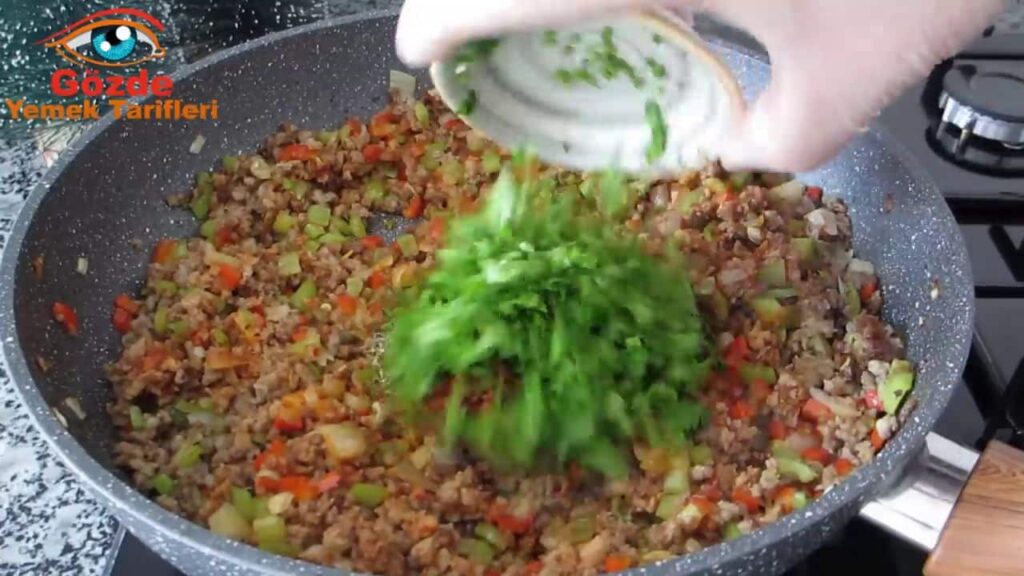 img-yrlvzU3GzPI-25 Bramborová pochoutka plněná směsí mletého masa, zeleniny a sýra – Jednoduchá slaná delikatesa!