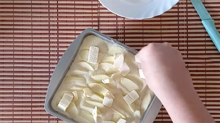 jabll kolac z mixeru 5 stačí jen rozmixoval a nalít na plech – jemný jogurtový koláč s jablky