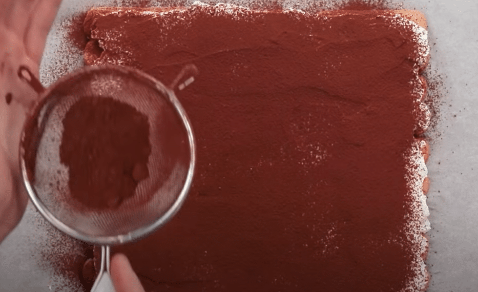 piškotová roláda s kakaem a smetanou z říše snů – zamiluje si jí každý!