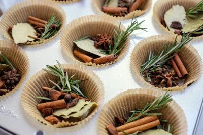 Jednoduchá podzimní dekorace: Vyrobte si krásné muffinové svíčky z lesních plodů a koření! Jednoduchá podzimní dekorace: Vyrobte si krásné muffinové svíčky z lesních plodů a koření!