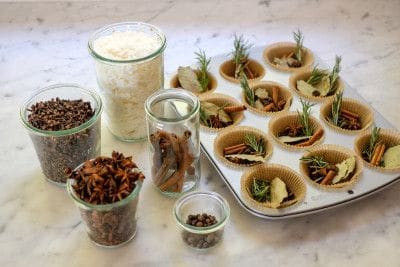 Jednoduchá podzimní dekorace: Vyrobte si krásné muffinové svíčky z lesních plodů a koření! Jednoduchá podzimní dekorace: Vyrobte si krásné muffinové svíčky z lesních plodů a koření!