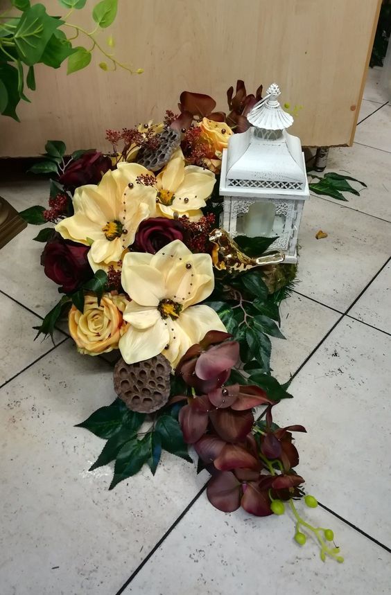 Krásné inspirace na vazby z květin a jehličí k uctění památky našich blízkých! Krásné inspirace na vazby z květin a jehličí k uctění památky našich blízkých!