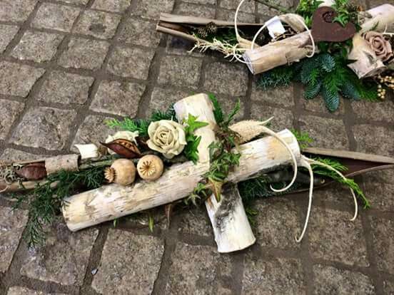 K uctění památky našich blízkých: Inspirace na krásné dušičkové vazby z přírodních materiálů! K uctění památky našich blízkých: Inspirace na krásné dušičkové vazby z přírodních materiálů!