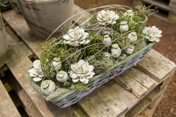 K uctění památky našich blízkých: Inspirace na krásné dušičkové vazby z přírodních materiálů! K uctění památky našich blízkých: Inspirace na krásné dušičkové vazby z přírodních materiálů!