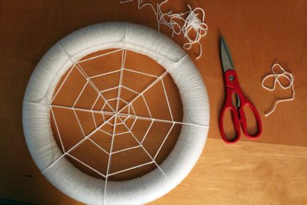 Skvělá zábava pro děti! Vyrobte si Halloweenský věnec na dveře Skvělá zábava pro děti! Vyrobte si Halloweenský věnec na dveře