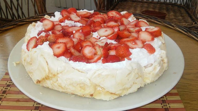 Dort Pavlova s mascarpone a jahodami - neodoláte!