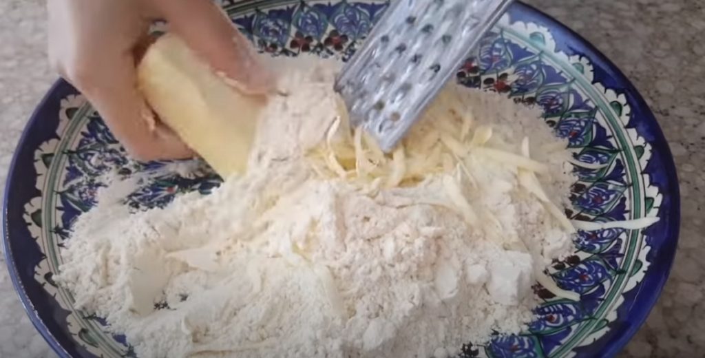 Domácí dort se smetanovým krémem a čokoládou: Krok za krokem