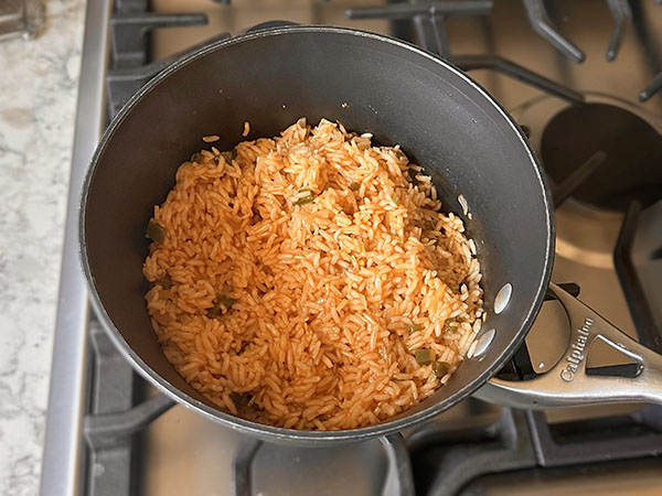 Fantastické kuřecí burrito - plné kousků kuřecího masa, s lahodnou směsí rýže na mexický způsob, fazole, sýra a salsy!