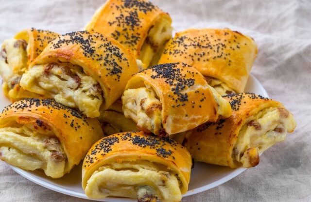 rulouri-cu-branza-de-vaci-si-stafide