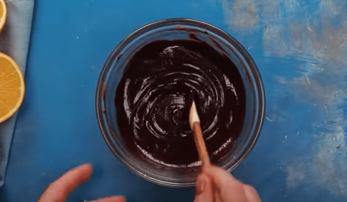 fantastický nepečený smetanový dort s džemem, sušenkami a čokoládou