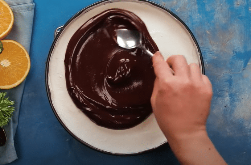 fantastický nepečený smetanový dort s džemem, sušenkami a čokoládou