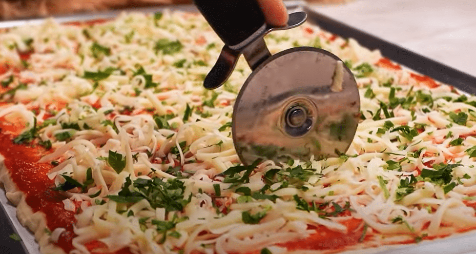 zapomeňte na složité těsto na pizzu a raději vyzkoušejte tento jednoduchý způsob! zapomeňte na složité těsto na pizzu a raději vyzkoušejte tento jednoduchý způsob!