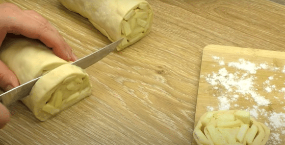 vyzkoušejte tyto smažená jablíčka obalená v těstíčku a cukru!