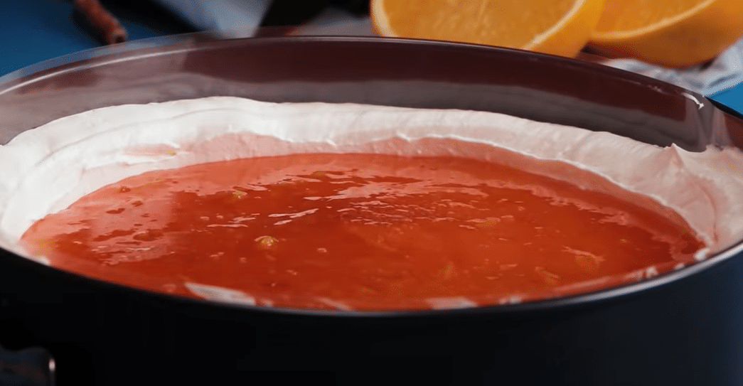 fantastický nepečený smetanový dort s džemem, sušenkami a čokoládou