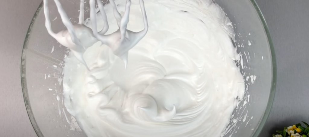 Čokoládový dort se smetanou a mascarpone. Jemný a chutný dezert! Připraveno za 15 minut!