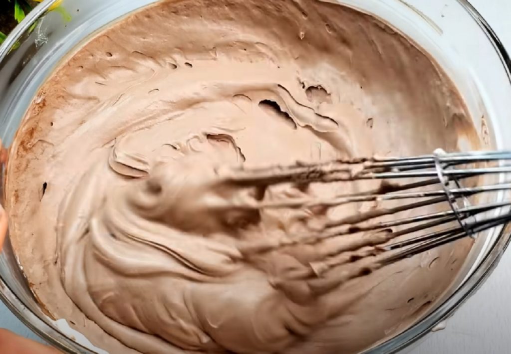 Čokoládový dort se smetanou a mascarpone. Jemný a chutný dezert! Připraveno za 15 minut!