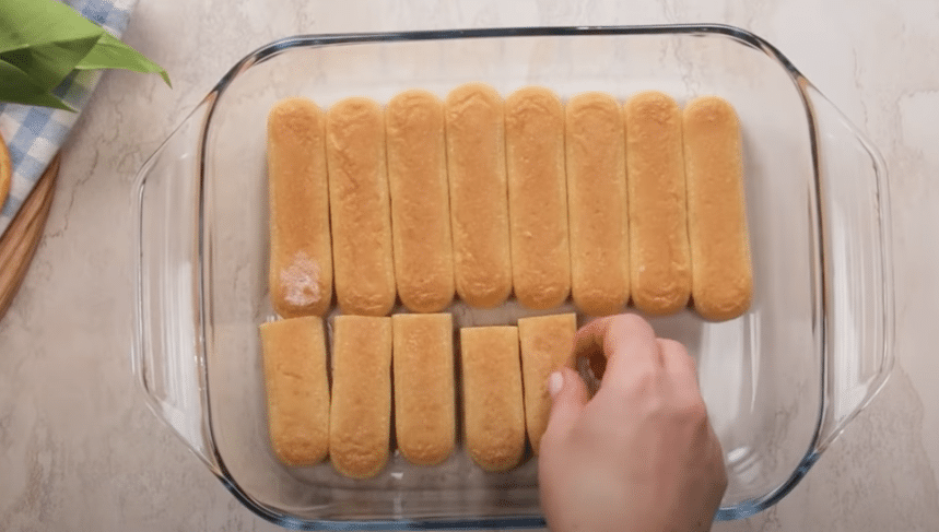 lahodný pomerančový dort se sušenkovým základem a smetanovým krémem!