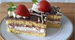Puszyste ciasto do kawy: Luksusowe połączenie mascarpone i paryskiej śmietanki Luksusowe biszkoptowe ciasto z mascarpone i paryską śmietanką: deser do kawy jak z cukierni