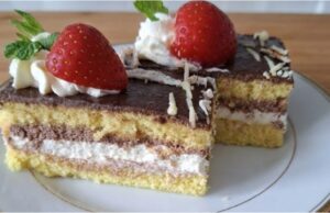 Puszyste ciasto do kawy: Luksusowe połączenie mascarpone i paryskiej śmietanki Luksusowe biszkoptowe ciasto z mascarpone i paryską śmietanką: deser do kawy jak z cukierni