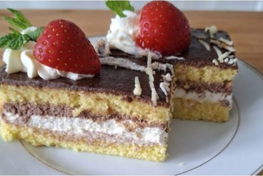 Puszyste ciasto do kawy: Luksusowe połączenie mascarpone i paryskiej śmietanki Luksusowe biszkoptowe ciasto z mascarpone i paryską śmietanką: deser do kawy jak z cukierni