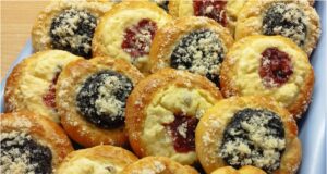 Przygotuj te pyszne szybkie ciasteczka z ciasta bez drożdży Ciasteczka bez drożdży z twarogiem i powidłami – gotowe od razu, kruche i wilgotne
