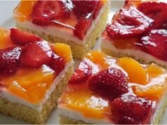Orzeźwiający biszkopt z mascarpone, owocami i galaretką: Lekki deser, który pokochasz Letnie ciasto z mascarpone, truskawkami i brzoskwiniami – wilgotny biszkopt z trikiem z wrzątkiem