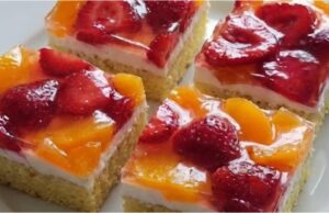 Orzeźwiający biszkopt z mascarpone, owocami i galaretką: Lekki deser, który pokochasz Letnie ciasto z mascarpone, truskawkami i brzoskwiniami – wilgotny biszkopt z trikiem z wrzątkiem