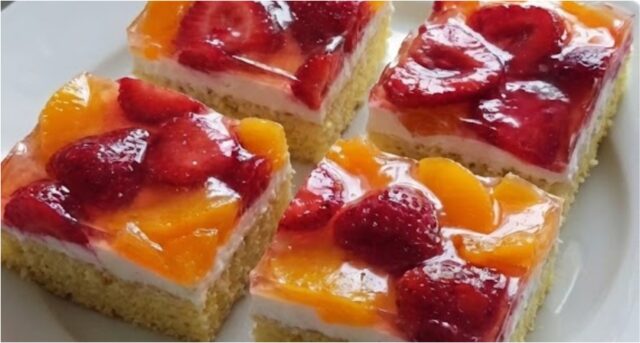 ciasto-owocowe-1 Letnie ciasto z mascarpone, truskawkami i brzoskwiniami – wilgotny biszkopt z trikiem z wrzątkiem