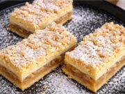 Jabłka w chmurach: Zapomnij na klasyczny strudel, ten śnieżny obłoczek pokochasz Jabłka w chmurach – kruche jabłkowe ciasto z śnieżną bezą