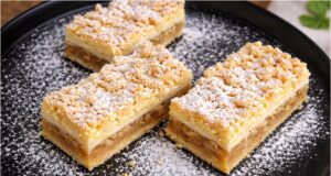Jabłka w chmurach: Zapomnij na klasyczny strudel, ten śnieżny obłoczek pokochasz Jabłka w chmurach – kruche jabłkowe ciasto z śnieżną bezą