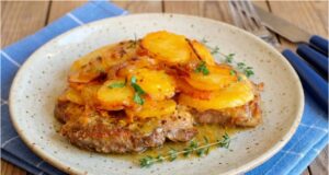 Soczysty kark schabowy zapiekany ze śmietanowymi ziemniakami i karmelizowaną cebulką Kark schabowy z jednej brytfanny ze śmietanowymi ziemniakami i cebulą curry