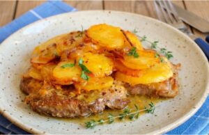 Soczysty kark schabowy zapiekany ze śmietanowymi ziemniakami i karmelizowaną cebulką Kark schabowy z jednej brytfanny ze śmietanowymi ziemniakami i cebulą curry
