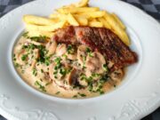 Pomysł na weekend: Soczysty kark wieprzowy z kremowym sosem pieczarkowym i frytkami Kark wieprzowy z sosem pieczarkowym i frytkami – szybki i soczysty obiad