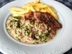 Pomysł na weekend: Soczysty kark wieprzowy z kremowym sosem pieczarkowym i frytkami Kark wieprzowy z sosem pieczarkowym i frytkami – szybki i soczysty obiad