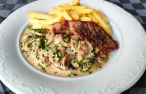 Pomysł na weekend: Soczysty kark wieprzowy z kremowym sosem pieczarkowym i frytkami Kark wieprzowy z sosem pieczarkowym i frytkami – szybki i soczysty obiad