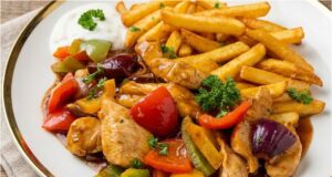 Błyskawiczna mieszanka z kurczaka z miodem i chilli: Soczysta minutka pełna kolorów Mieszanka z kurczaka na patelni z warzywami i sweet chilli: Szybka minutka pełna smaku
