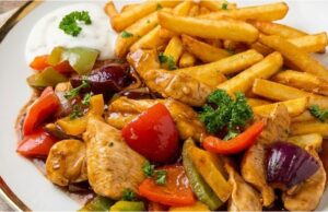 Błyskawiczna mieszanka z kurczaka z miodem i chilli: Soczysta minutka pełna kolorów Mieszanka z kurczaka na patelni z warzywami i sweet chilli: Szybka minutka pełna smaku