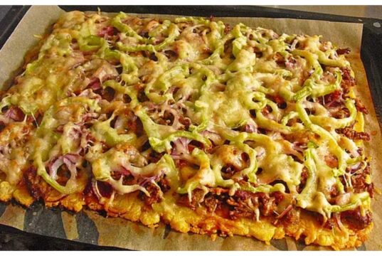 Zapomnij o staniu przy patelni: Gigantyczny plack ziemniaczany z blachy z boczkiem i serem, chrupiący bez smażenia Obłożony placek ziemniaczany z blachy bez mąki – szybki i sycący obiad z jednej blachy