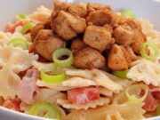 Kolorowa sałatka makaronowa z indykiem: Idealny i świeży lunch do pudełka