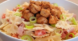 Kolorowa sałatka makaronowa z indykiem: Idealny i świeży lunch do pudełka