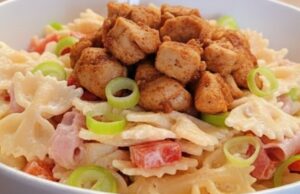 Kolorowa sałatka makaronowa z indykiem: Idealny i świeży lunch do pudełka